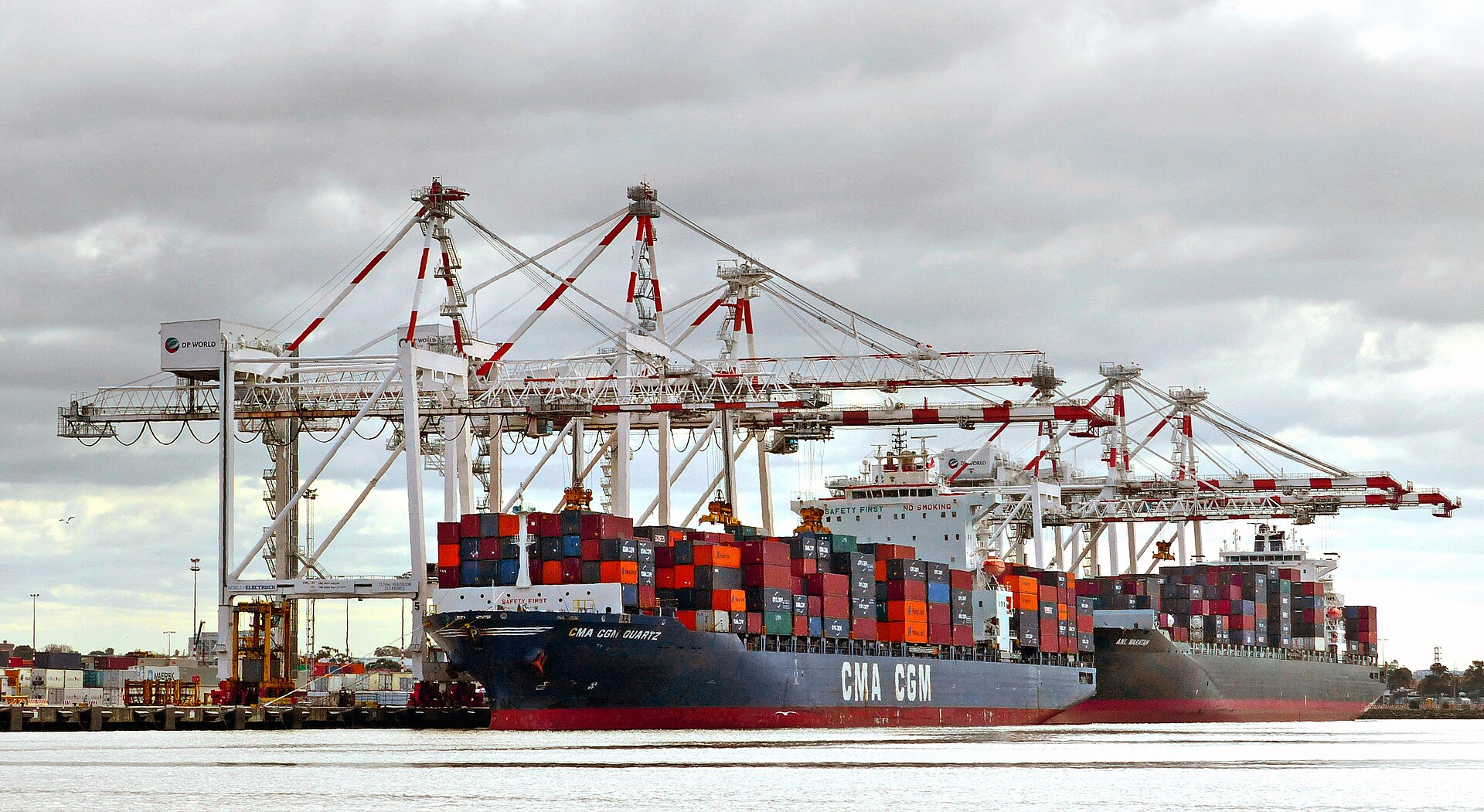 Containerkraan die een schip lost aan de kade van een zeeterminal