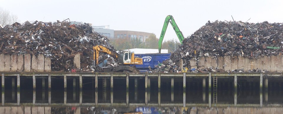 Gestapelde balen geperst schroot op een recyclingterrein